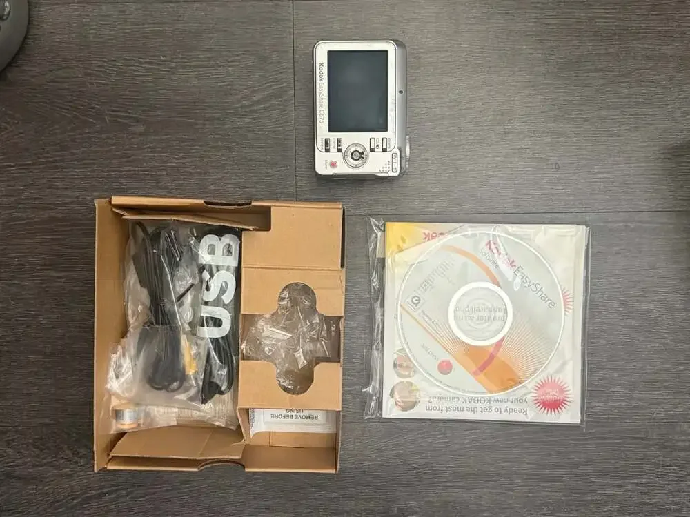 Kodak EasyShare C875 8.0MP Digital Camera Bundle with Box and Case
